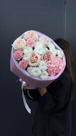 Нежная композиция с гортензией, белыми пионовидными розами