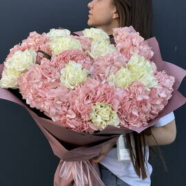 Вау-букет из пышной гортензии и эквадорских роз