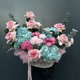 Композиция в небесно-розовых оттенках с пионовидными кустовыми и одноголовыми розами,размер L