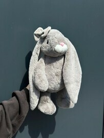 Кролик Банни в сером цвете