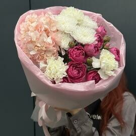 Sbornij buket s gortenziej,kustovimi rozami,diantusami i stojkoj hrizantemoj