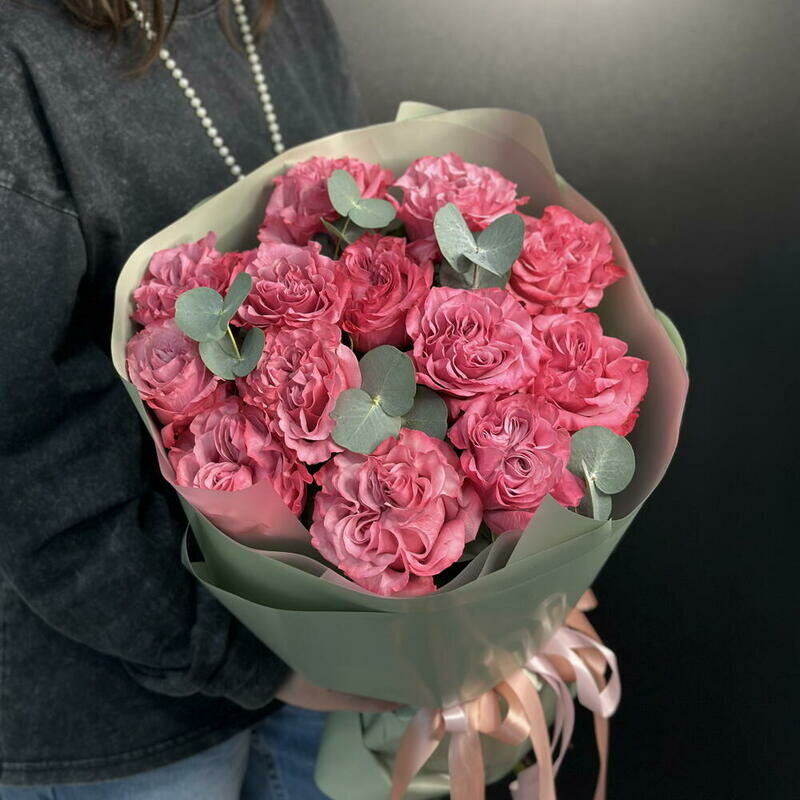 Mono buket iz pionovidnih roz «Country s evkaliptom, pionovidnie rozi «kantri»