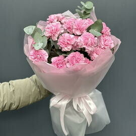 Воздушный букет из розовых диантусов с эвкалиптом