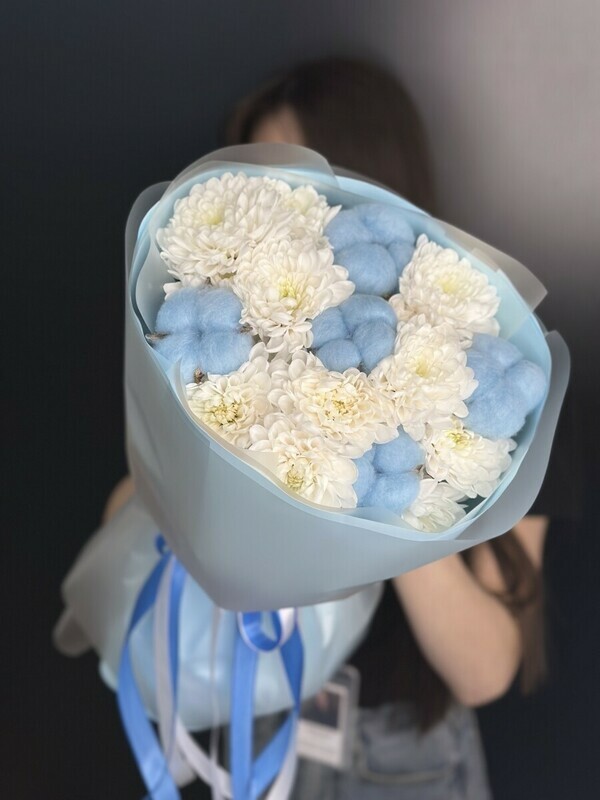 Сборный букет с кустовыми хризантемами и хлопком, стандартный