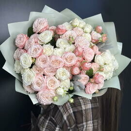 Моно букет из нежных кустовых роз 