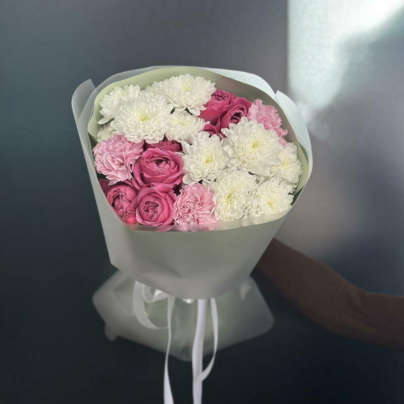 Сборный букет с хризантемами, розами и диантусами, стандартный