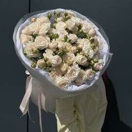 Монобукет из белых кустовых пионовидных роз