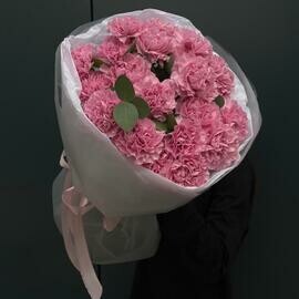 Моно букет с розовыми стойкими диантусами и эвкалиптом