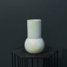 Vaza s perelivchatim pokritiem, belaya