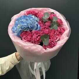 Buket pionovidnih roz s gortenziej