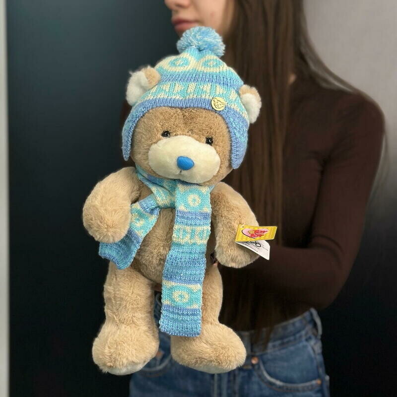 Мишутка в вязанной шапке и шарфике, мишутка в вязанной шапке и шарфике