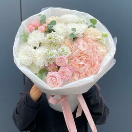 Сборный букет со стойкой хризантемой,маттиолой,эвкалиптом и диантусами