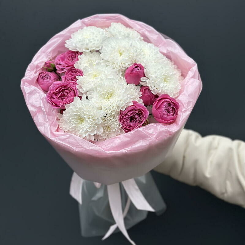 Воздушный сборный букет с пионовидными розами Мисти Баблс и белоснежными хризантемами, стандартный