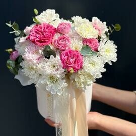 Композиция в коробке с пионовидными розами