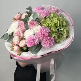 Воздушный и утончённый букет в бело-розовой гамме с акцентом на свежесть зелёной гортензии