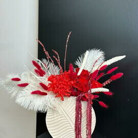 YArkaya dekorativnaya kompozitciya iz suhotcvetov