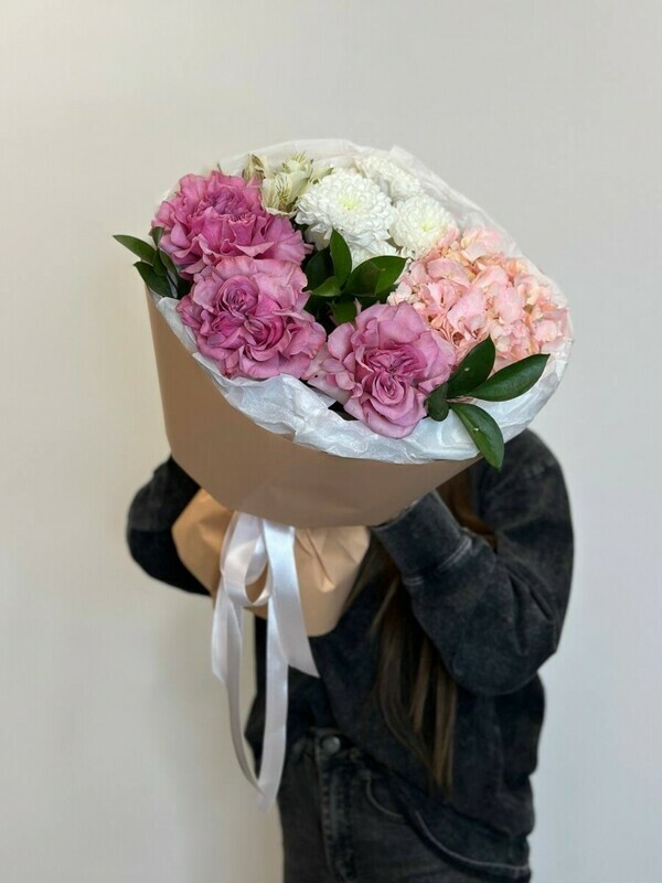 Воздушный букет с добавлением пионовидных роз,гортензии и рускуса, стандартный