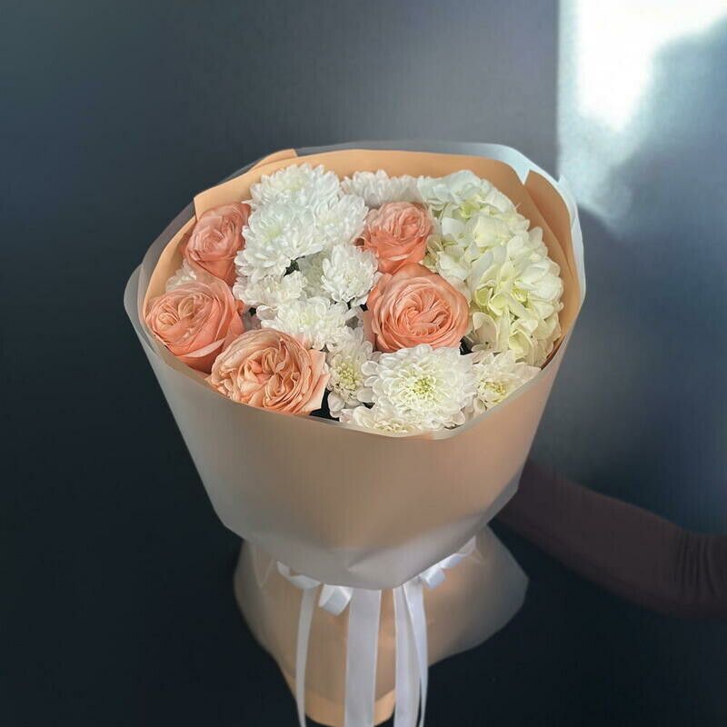 Сборный букет с гортензией и розами Кахала, стандартный