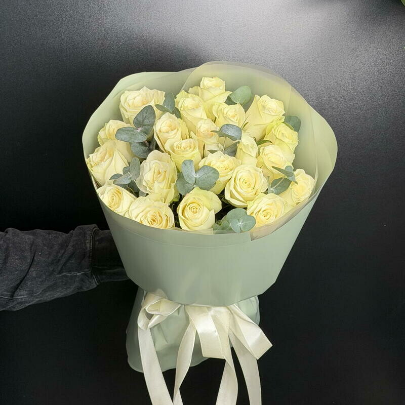 Монобукет из белых роз с эвкалиптом, монобукет из белых роз с эвкалиптом