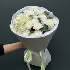 Стойкий букет из гортензии и хризантем