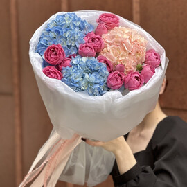 Яркий сборный букет с гортензией и кустовыми розами Мисти Баблс