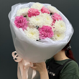 Сборный букет из стойких хризантем и диантусов