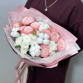 Букет из кустовых пионовидных роз с хлопком 