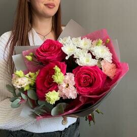 Яркий букет с малиновыми розами, эустома, хризантемы