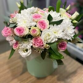 Цветы в коробке розовые розы 