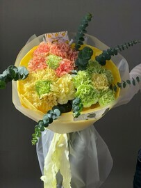 YArkij buket s diantusami i evkaliptom