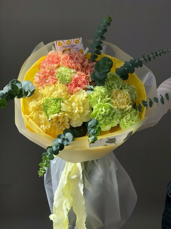 YArkij buket s diantusami i evkaliptom, standart