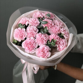 Buket rozovih diantusov s evkaliptom