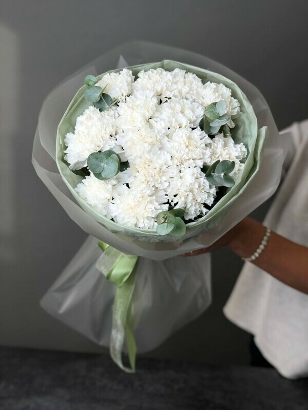 Buket belih diantusov s evkaliptom, 15 diantusov