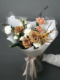 Весенний букет с илексом и пионовидной розой Тоффи