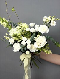 Vesennij buket s ranunkulyusom i pionovidnoj rozoj