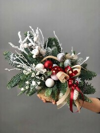 Zimnyaya kompozitciya s aromatnim nobilisom i snezhnimi vetkami v korzinke