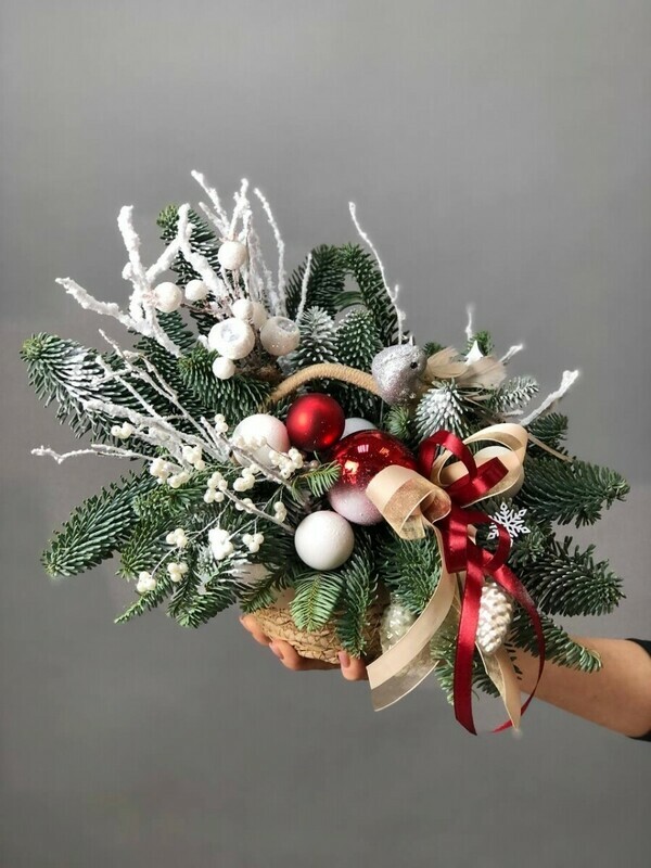 Zimnyaya kompozitciya s aromatnim nobilisom i snezhnimi vetkami v korzinke, standart