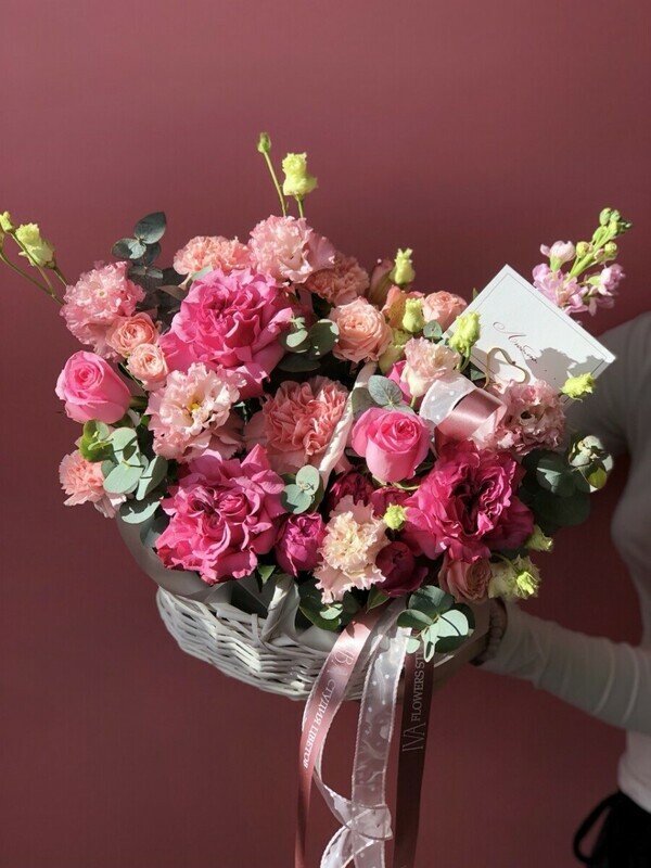 Korzina s pionovidnoj rozoj Kantri blyuz i aromatnoj mattioloj, standart