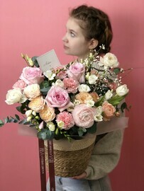 Aromatnaya vesennyaya korzina s tyul_panami, ranunkulyusami, pionovidnimi rozoj