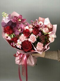 Avtorskij buket s rozami, orhideyami i mattioloj