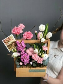 Pashal_nij buket v yashike s giatcintami, tyul_panom i hlopkom