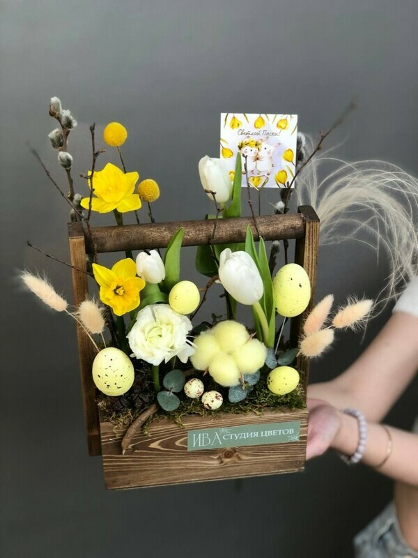 Пасхальный букет в деревянном ящике с нарциссами и хлопком, стандартный