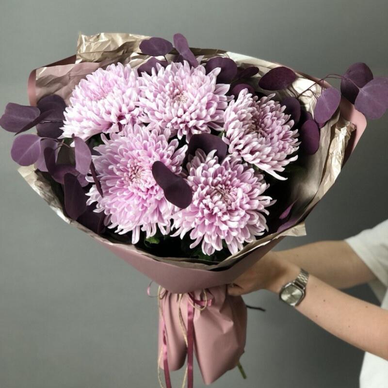 Букет из хризантем и эвкалипта в фиолетовых тонах, 5 хризантем