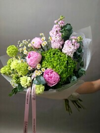 Ароматный букет с пионами и маттиолой