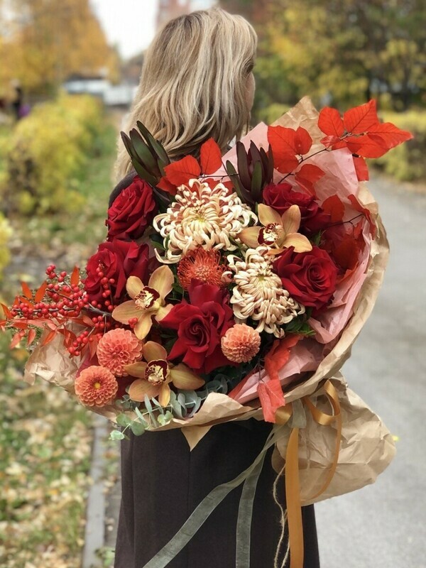 Avtorskij buket s orhideyami, georginami, ileksom i osennimi vetkami, premium