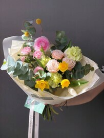 Весенний, яркий букет с ранункулюсом и нарциссом
