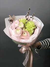 Nezhno-vesennij buket s ranunkulyusami i vetochkami verbi