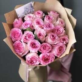 21 розовая роза в крафте