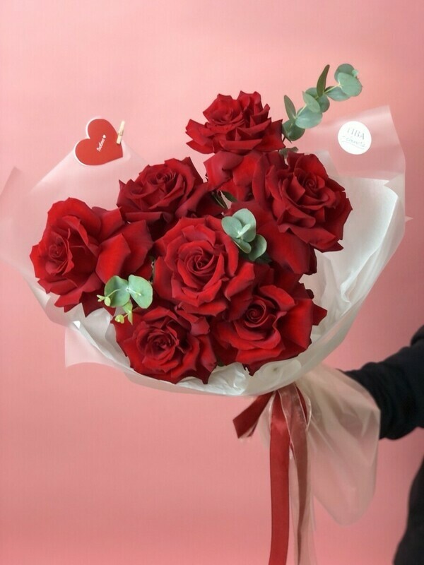  Букет 7 французских красных роз с эвкалиптом, стандартный