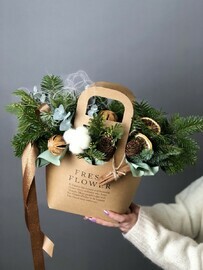 Зимняя композиция с ароматной пихтой в сумочке Крафт